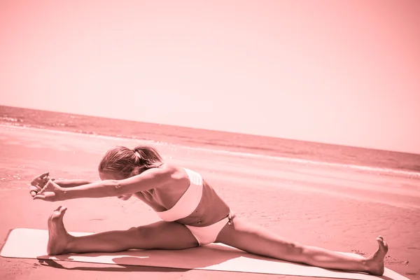 Frau macht Yoga — Stockfoto