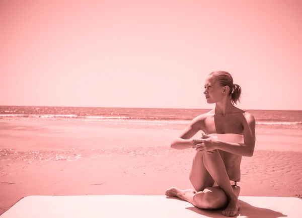 Frau macht Yoga — Stockfoto