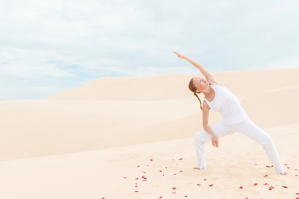 Young woman practicing yoga — Stock Photo, Image