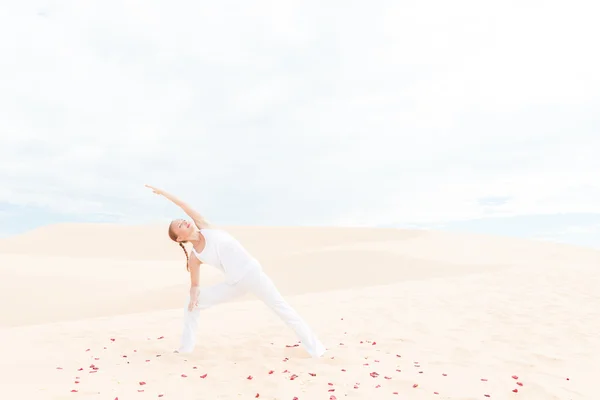 Молода жінка практикує йогу — стокове фото