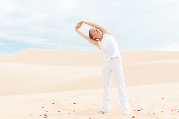 Ung kvinna som tränar yoga — Stockfoto