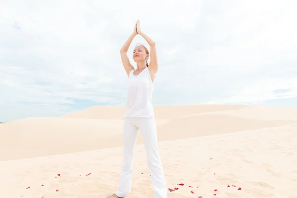 Yoga Çalışan Genç Kadın — Stok fotoğraf