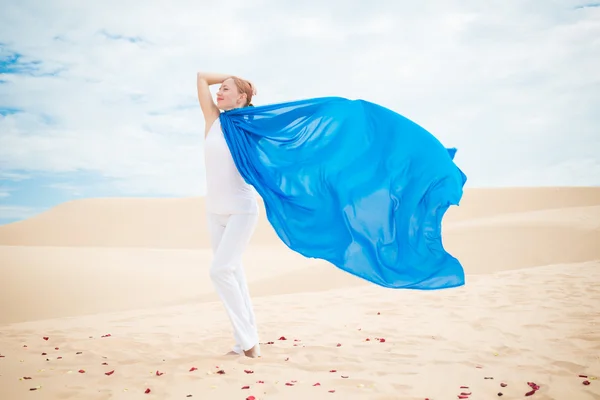 Mladá žena s létáním modrý šátek — Stock fotografie