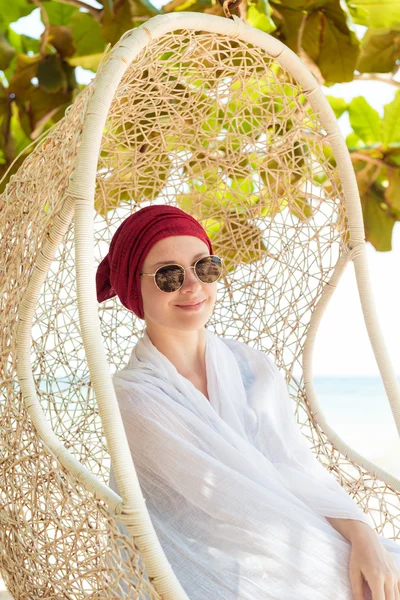 Woman on a tropical beach — Stock Photo, Image