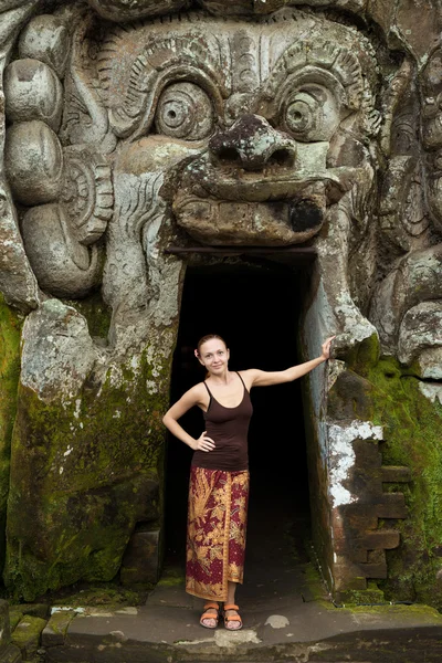 Junge Frau steht am Goa Gajah — Stockfoto