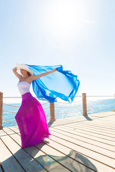 Schöne Frau mit Hut und rosa Rock — Stockfoto