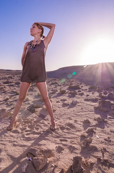Krásná žena v poušti — Stock fotografie