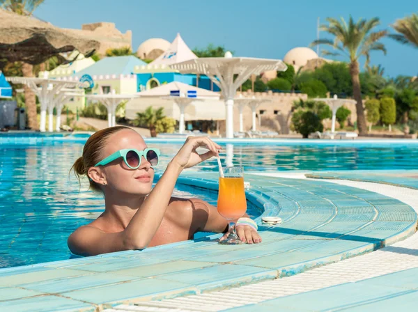 Menina no bar da piscina — Fotografia de Stock