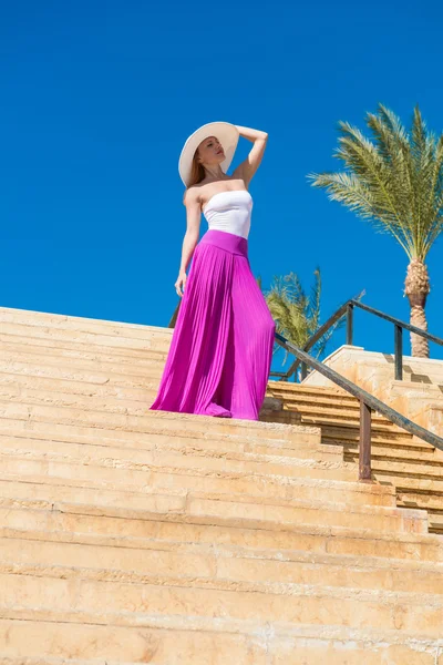 Hermosa mujer con sombrero y falda rosa — Foto de Stock