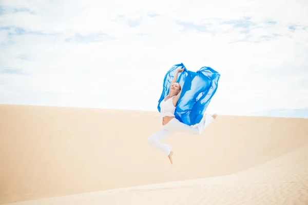 Ung kvinna med flygande blå halsduk — Stockfoto