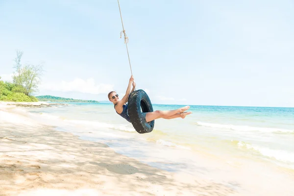 Šťastná žena na pneumatiky swing — Stock fotografie