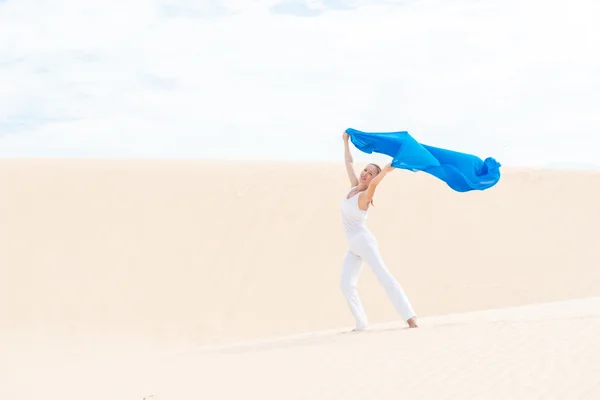 Giovane donna con sciarpa blu volante — Foto Stock