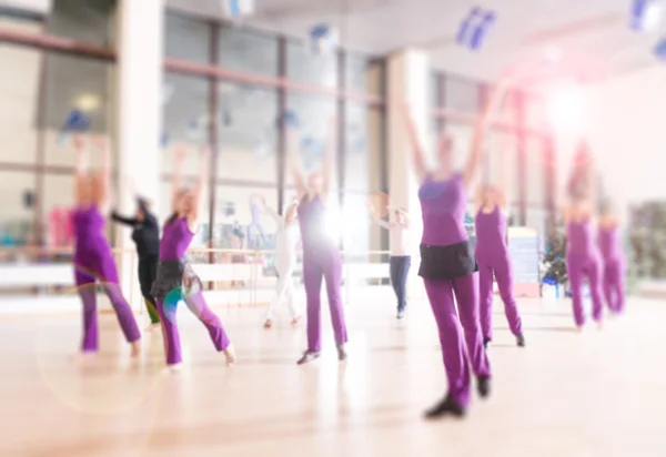 Cours de danse pour femmes fond flou — Photo