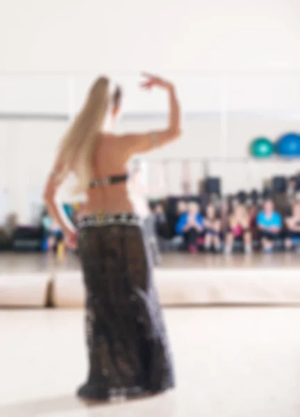 Aula de dança para mulheres desfocar fundo — Fotografia de Stock