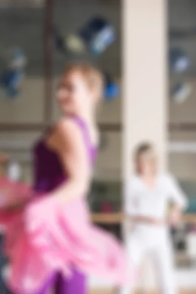 Aula de dança para mulheres desfocar fundo — Fotografia de Stock