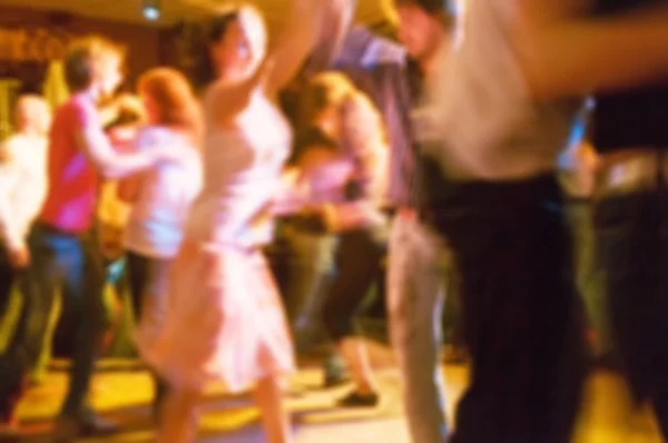 Mensen dansen wazig achtergrond — Stockfoto