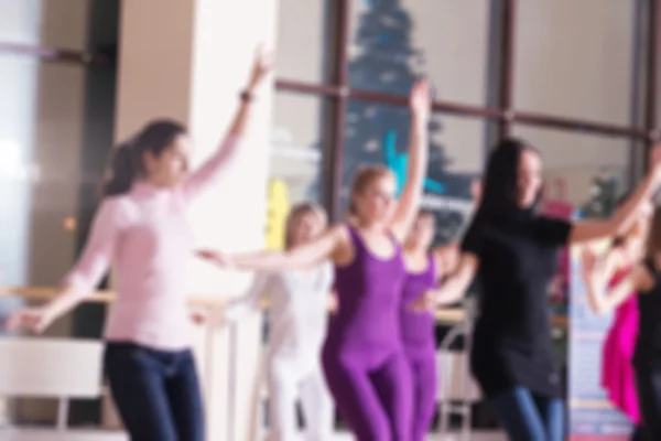 Clasa de dans pentru femei estompează fundalul — Fotografie, imagine de stoc