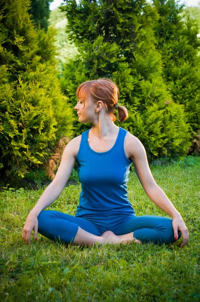 Schöne Frau praktiziert Fitness oder Yoga — Stockfoto