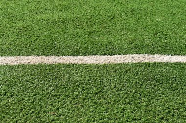 Yeşil çimenlerin üzerinde beyaz şerit