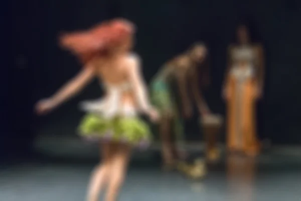Современное танцевальное представление на фоне размытости боке — стоковое фото