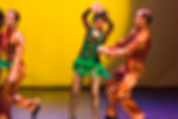 Современное танцевальное представление на фоне размытости боке — стоковое фото