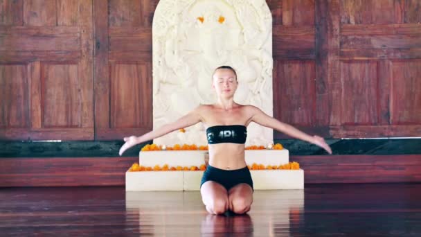 Mujer joven practicando yoga — Vídeo de stock