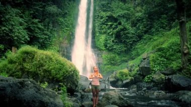 Yoga Çalışan Genç Kadın