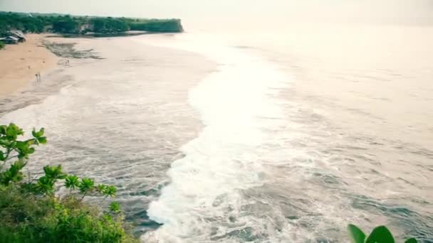 Plage de sable avec montagnes rocheuses et eau claire de l'océan Indien au coucher du soleil — Video