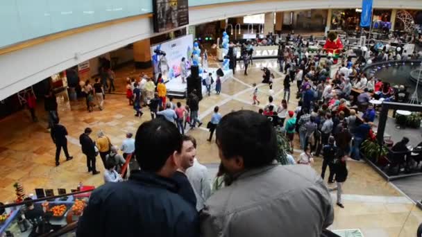 Människor i rulltrappan på köpcentrum — Stockvideo