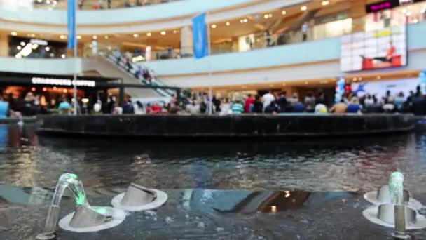 Vista da vicino della fontana nel grande centro commerciale — Video Stock