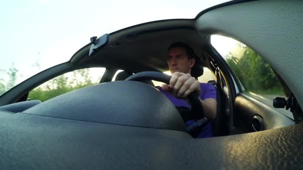 Молодий чоловік водить машину — стокове відео
