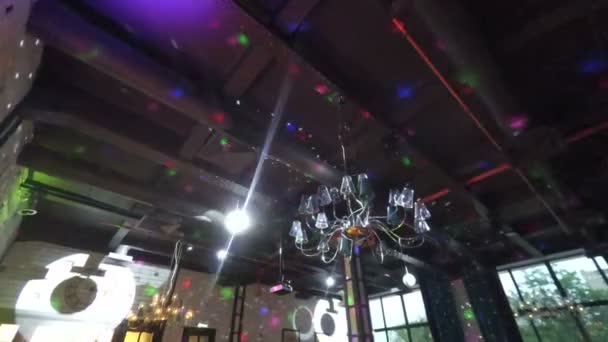 Party beleuchtet Discokugel — Stockvideo