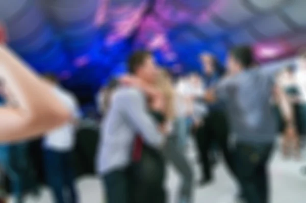 Gente bailando fondo borroso — Foto de Stock