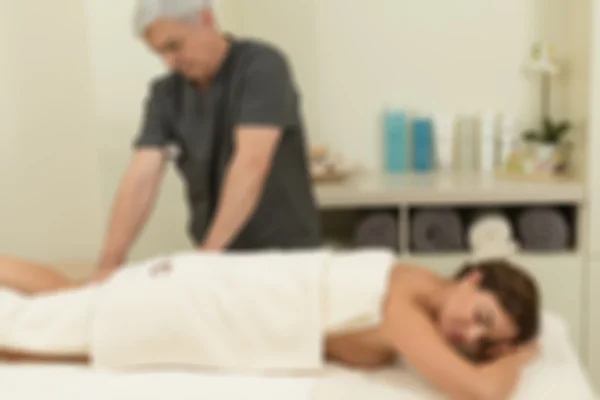 Massage op een vrouw op spa salon — Stockfoto