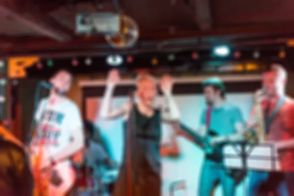 Musikband mit Live-Blur-Hintergrund — Stockfoto