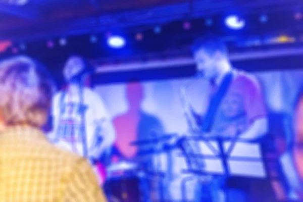 Musikband mit Live-Blur-Hintergrund — Stockfoto