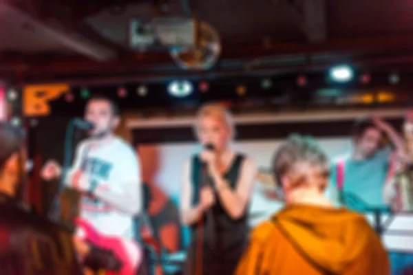 Musikband mit Live-Blur-Hintergrund — Stockfoto