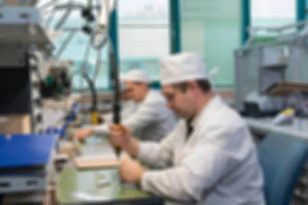 Produktionen av elektroniska komponenter på högteknologiska fabriken oskärpa b — Stockfoto