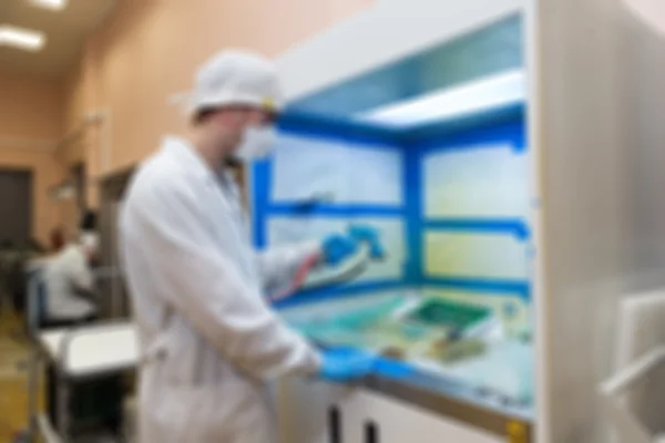 Producción de componentes electrónicos en el desenfoque de fábrica de alta tecnología b — Foto de Stock