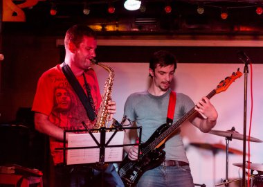 Müzik grubu canlı performans