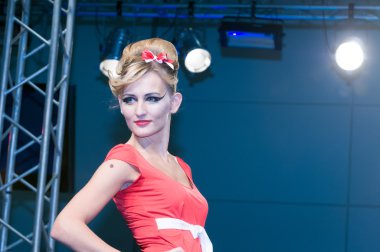 Moda gösterisi podyum