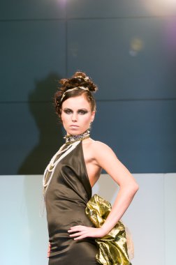 Moda gösterisi podyum