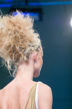 Moda gösterisi podyum