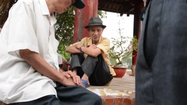 Starší lidé hrát pouliční šachy kolem jezera Hoan Kiem — Stock video