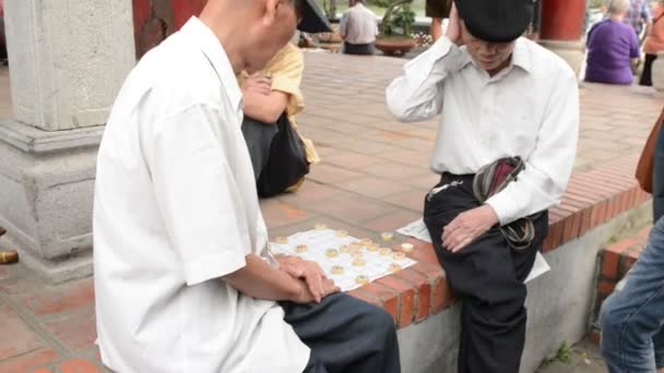Starší lidé hrát pouliční šachy kolem jezera Hoan Kiem — Stock video