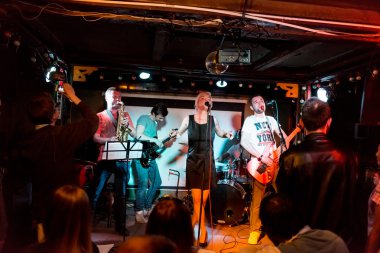 Müzik grubu canlı performans
