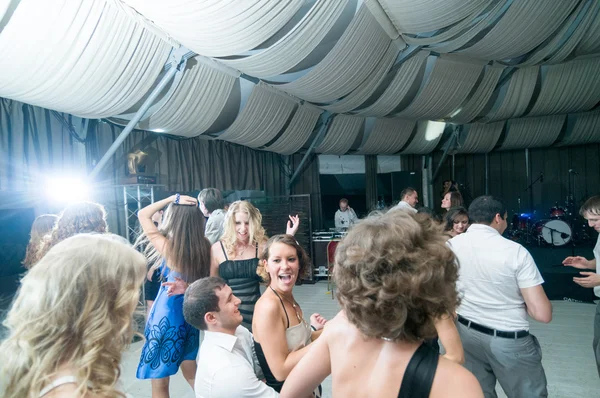 People dancing at bar — Stock Photo, Image