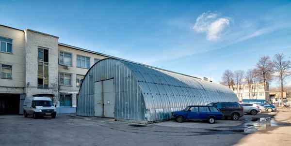 Antigua fábrica convertida en oficinas y almacenamiento — Foto de Stock