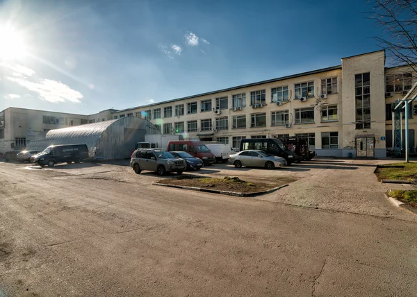 Antigua fábrica convertida en oficinas y almacenamiento — Foto de Stock