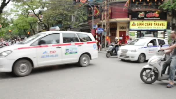 繁忙的十字路口，在 Hanois 旧城 — 图库视频影像